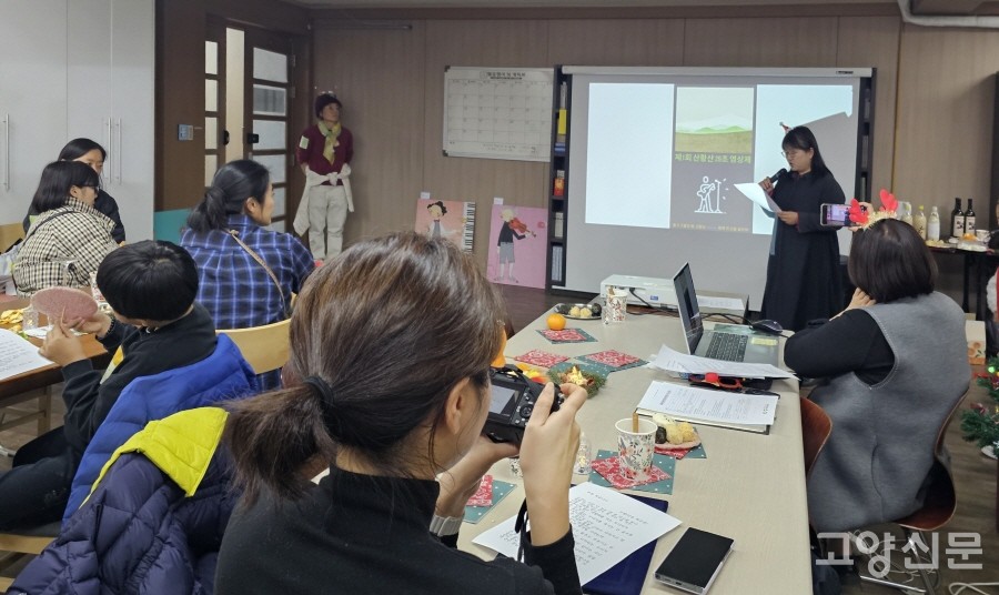 시낭송을 경청하는 참석자들.