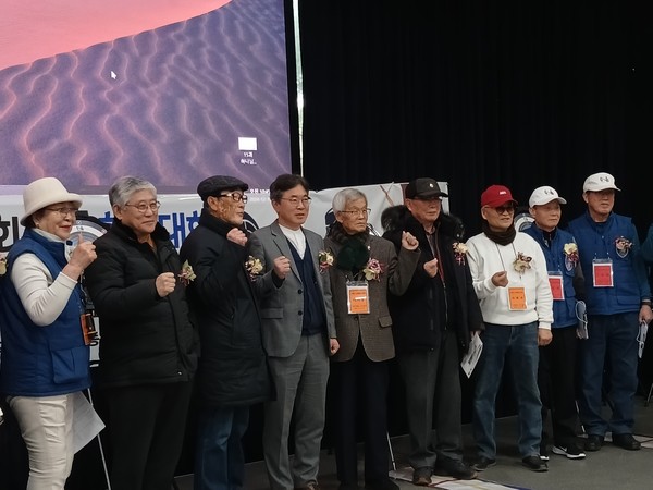  한궁대회 외빈과 임원들이 대회 시작 전 기념촬영을 하고 있다.