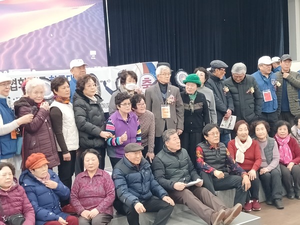 한궁대회 출전 선수들이 대회 안내를 경청하고 있다.