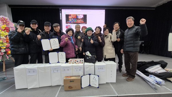   제1회 고양특례시 한궁대회 우승팀이 기념촬영을 하고 있다.