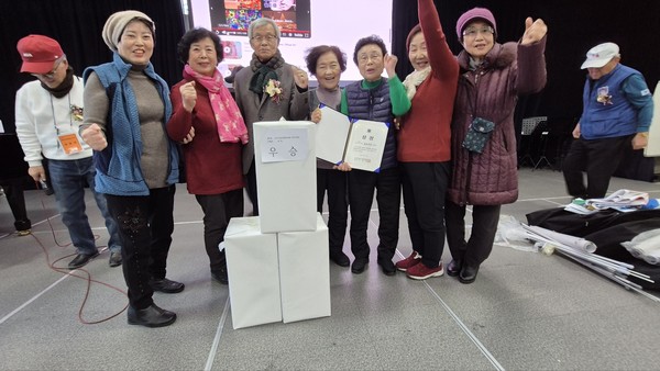 제1회 고양특례시 한궁대회 우승팀이 기념촬영을 하고 있다.