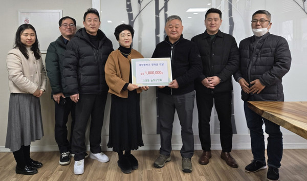 높빛상인회가 목암중학교에서 장학금 전달식을 하고 있다.