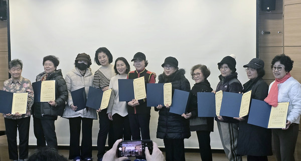 어르신 평생교육 프로그램 종강식 참여자 단체 사진.