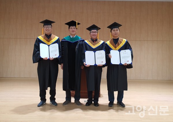 손병환 농협대 총장이 모범상을 수상한 윤장용, 장준수, 황세동 수료생과 기념촬영을 했다.