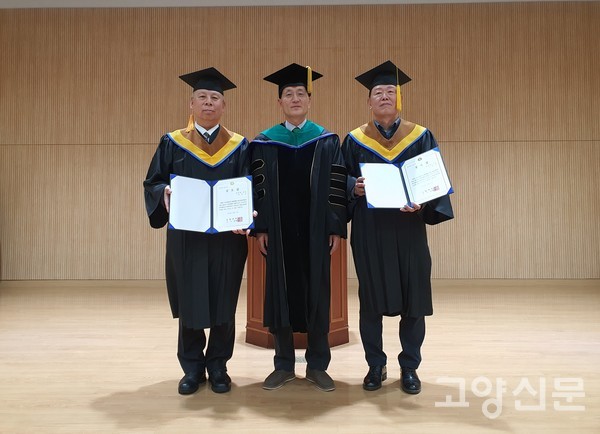 (왼쪽부터) 공로상을 수상한 수료생 장동선씨, 손병환 총장, 김영중씨.