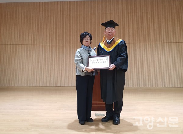 장동선 28기 동창회장(오른쪽)이 박경혜 총동문회 고문에게 총동문회 가입금을 전달했다.