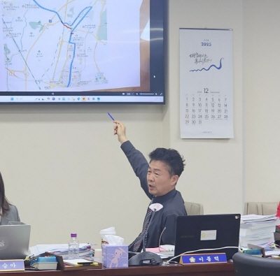 2025년 본예산 심사에서 3200번 버스 폐선으로 인한 문제점을 조목조목 지적하고 있는 이종덕 시의원. [사진제공=이종덕 의원]