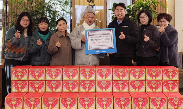   서북부하나센터, 고양시사회복지협의회 김응화(보산스님) 회장과 (주)아펙스다이나믹스코리아아이엔시 허경용 전무이사, 고양시장애인부모회 김명희 회장이 전달식에 함께 했다.