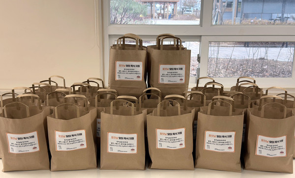 향동종합사회복지관이 동지를 맞아 주민들에게 푸짐한 특식을 제공하며 따뜻한 나눔을 전했다. 