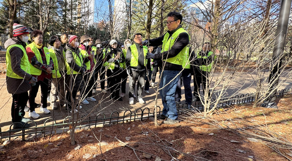 지난 3일 강선공원에서 무궁화사랑 봉사단이 전문가에게 무궁화나무 전정작업을 배우고 있다.