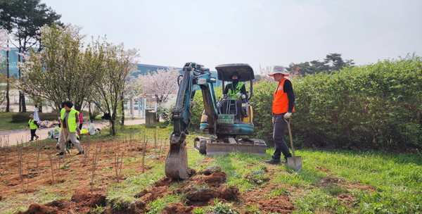 나경표 라경건설 대표의 후원으로 포크레인과 물차 등도 지원돼 나무심기 작업을 같이 했다.