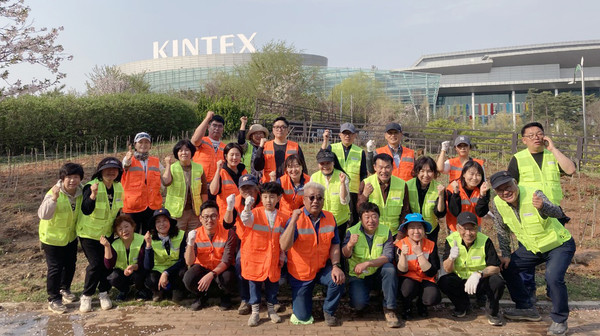 킨텍스 무궁화동산에 함께한 단원들.