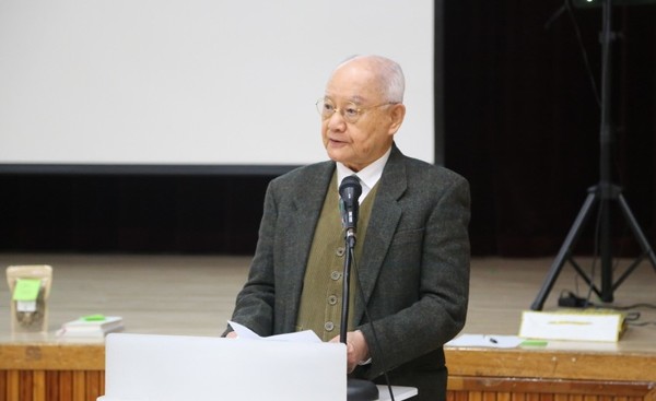16일 진행된 113회 고양포럼에서 특강을 하는 박영신 연세대 명예교수. [사진=이병우 기자]