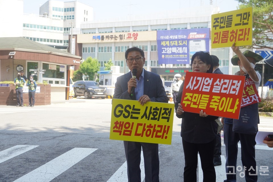 김영환 국회의원(고양시정·기획재정위원회) 또한 덕이 DC를 반대하며 올여름부터 집회 등에 적극 참석해 발언하는 모습을 보였다. 김 의원은 올 21일 일산서구청 앞에서 DC반대 관련 삭발식을 진행할 예정이다. 