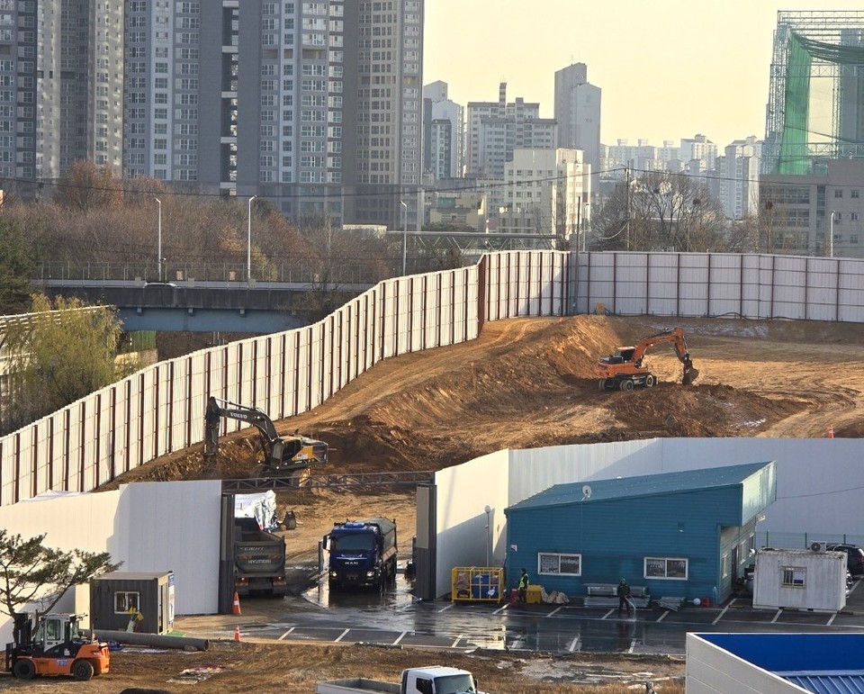 중지됐던 공사가 재개된 19일 덕이 DC 부지. 공사 내용은 현재 가설공사와 부지정리공사다. [사진제공=탄현동 주민]