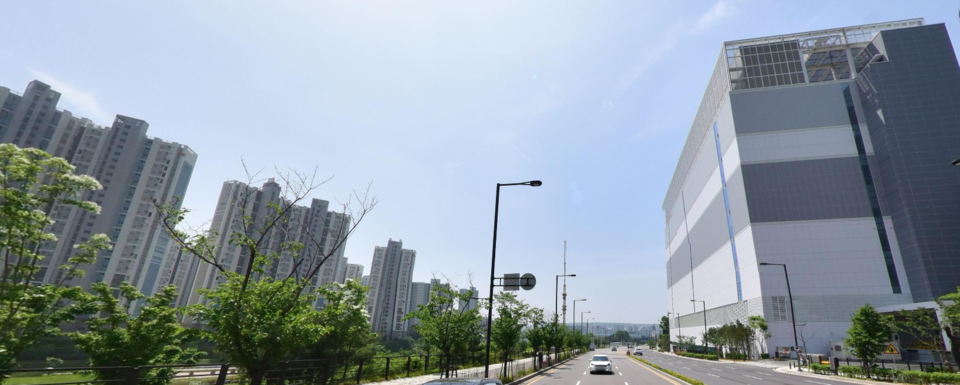 올해부터 가동된 향동 DC는 정면에 아파트단지와 약 200m가량 떨어져 있다. 업체는 또한 이곳 인근으로 두 번째 DC를 준비 중이다.