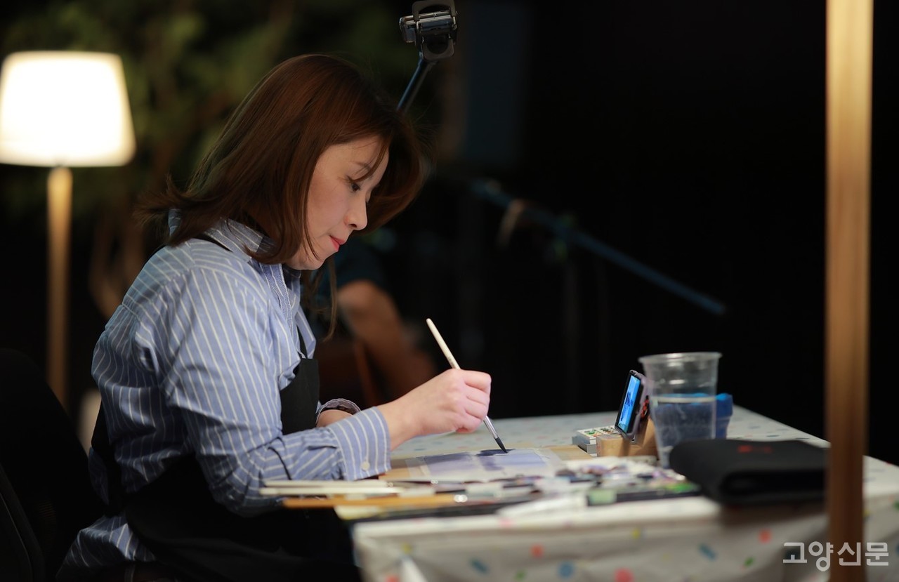 공연 중 완성된 드로잉 작품은 자선경매의 장에 선물로 기증됐다. 