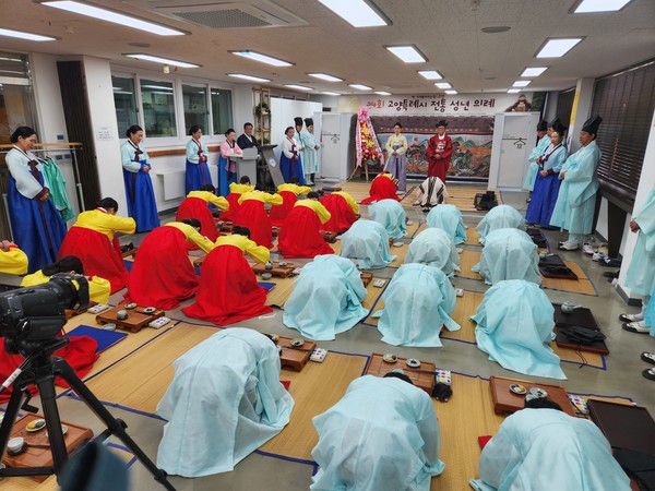시가례를 하기 위해 관자빈과 계자빈에게 절하고 있는 학생들