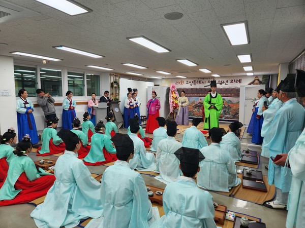 마지막 삼가례를 순서로, 계자는 당의를 입고 족두리를 쓰며, 관자는 과거에 급제했을 때 입는 앵삼에 복두를 썼다. 