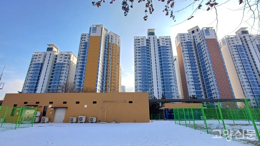 원당 주거지역에 자리하고 있는 원릉역. 