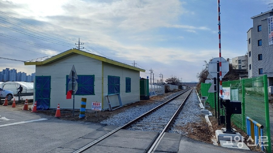 공사가 마무리되고 있는 옛 대정역 인근 유인건널목 시설.