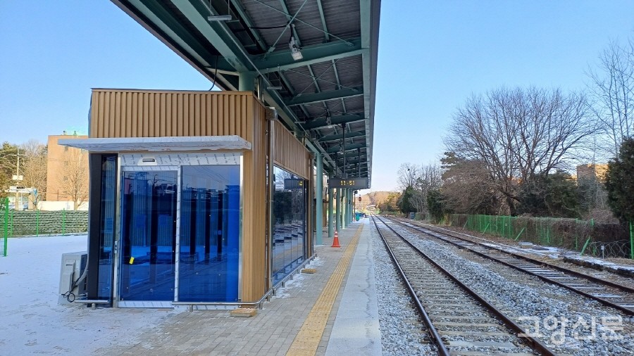 고양시 구간 두 번째 역인 원릉역 플랫폼.