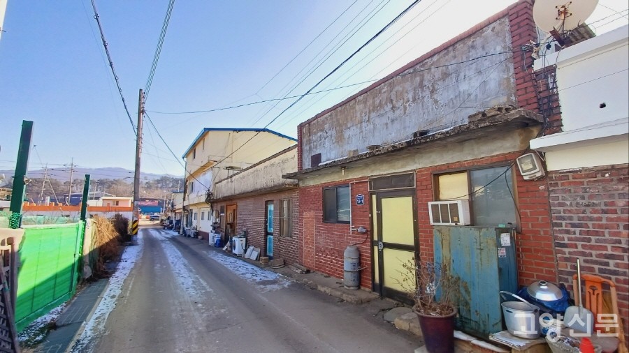 수십년 전 모습 그대로 쇠락해 있는 일영역 앞 마을길.