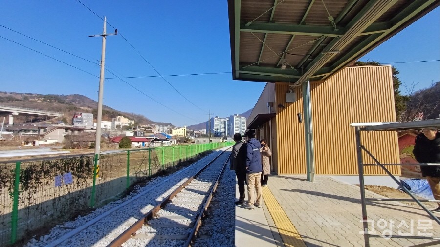 코레일 관계자들이 장흥역 공사 상황을 점검하는 모습. 