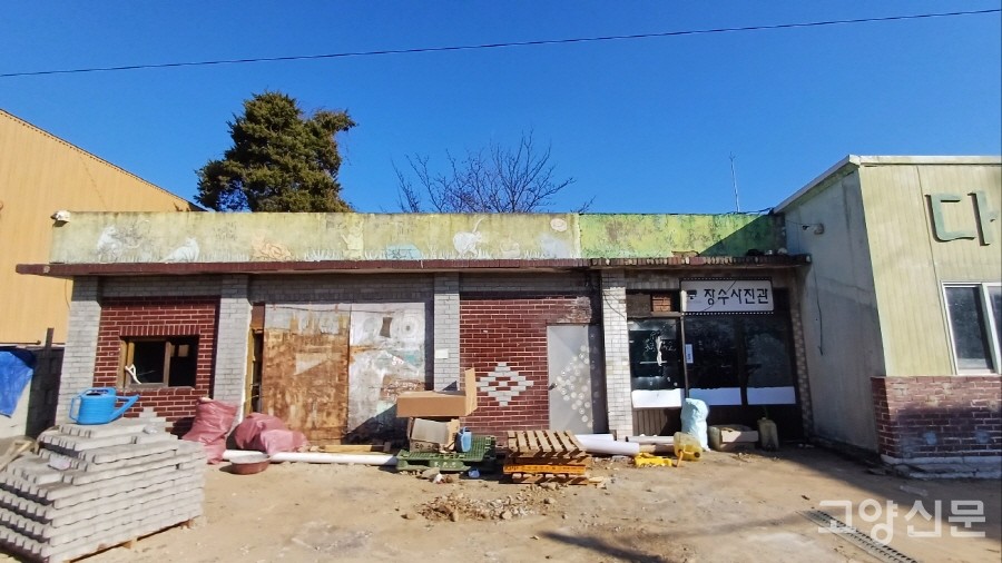 문 닫은 지 오래인 장흥역 앞 상가.