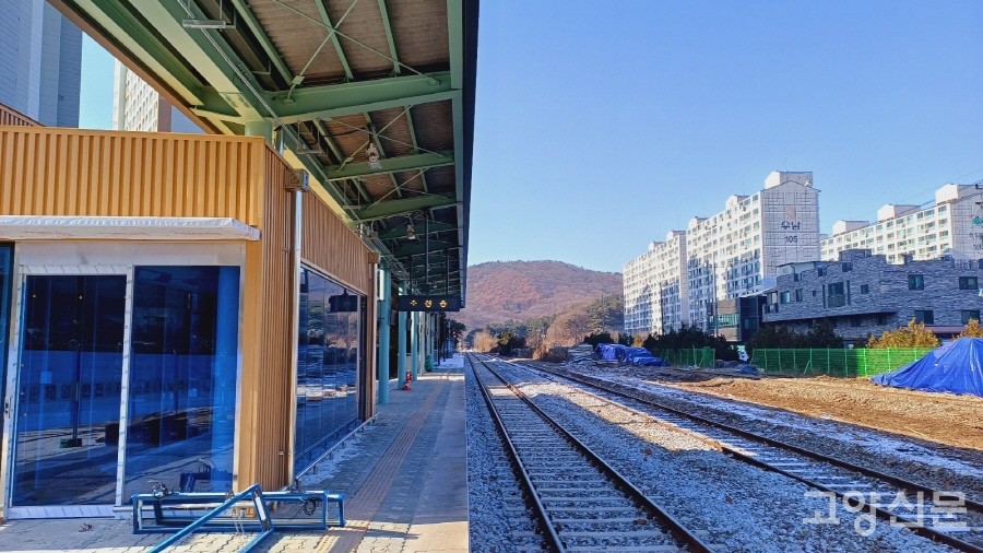 주변에 아파트단지가 들어선 송추역 모습.