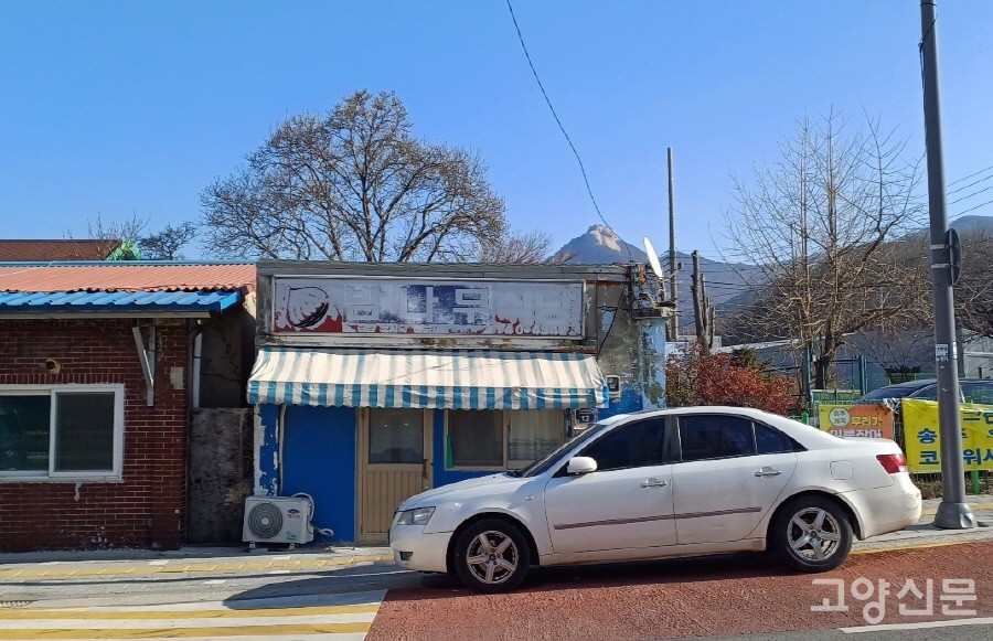 오래된 식당 간판. 가까이에서 살펴보면 '김밥 도시락 전문' 이라고 적힌 희미한 글씨를 읽을 수 있다. 