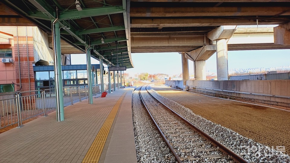 교외선 출발역인 대정역 플랫폼에서 원릉역 방향을 바라본 모습.