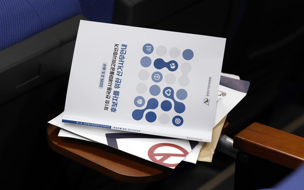 설명회 자료. 참석자들은 꼼꼼하게 경기도 선거관리위원회 직원의 설명을 들었다.