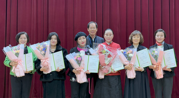 호수복지문화대학교 수강생들이 수상 후 기념사진을 찍었다.