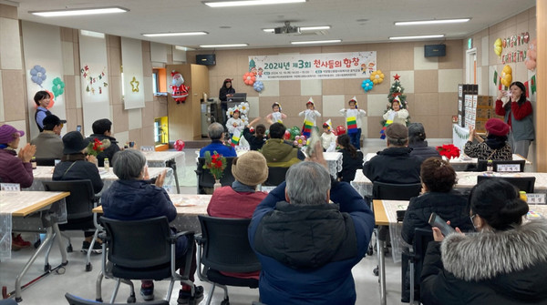   고양시립행복어린이집 어린이들이 어르신들을 위한 공연을 하고 있다.