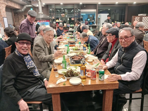   송년회 참석자들이 2024 한해를 돌아보며 훈훈한 자리를 가졌다.