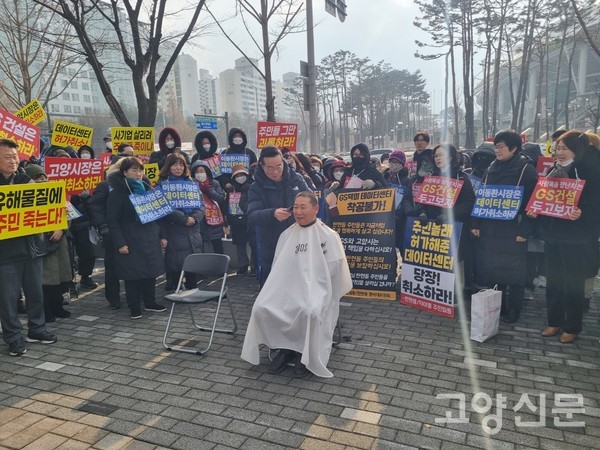김영환 국회의원은 주민들과의 약속대로 데이터센터 건립 반대를 위해 21일 삭발식을 가졌다. 이날 집회 참가자들은 "추운데 안쓰럽다"라고 술렁이면서도 김 의원을 응원했다.