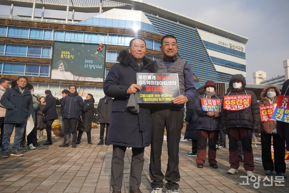 (왼쪽 김영환 의원, 오른쪽 이기영 위원장) 삭발식을 마친 두 사람에게 주민들이 박수로 응원을 보냈다.