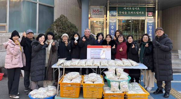 풍산동 주민자치회가 경로당과 저소득 취약계층에 전달하는 ‘사랑의 떡국떡 나눔’을 진행했다.