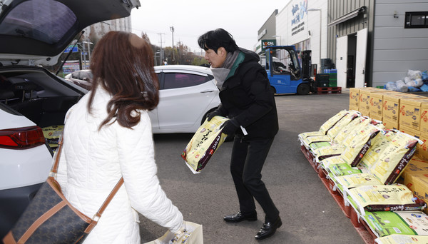 농협 직원들이 어려운 이웃들에게 전할 물품을 나르고 있다.