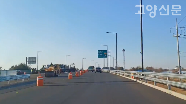 반대편 한류월드IC 방향 차선은 아직 도로포장 공사를 한창 진행하고 있는 모습이다.