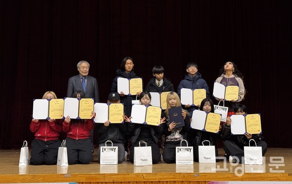 박상돈 조인핸드 회장(뒤 왼쪽)이 우수봉사자 수상자들과 기념사진을 찍었다.