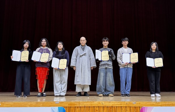 도원 성보사 주지스님(가운데)은 올해도 청소년들에게 장학금을 전달했다. [사진제공=조인핸드]