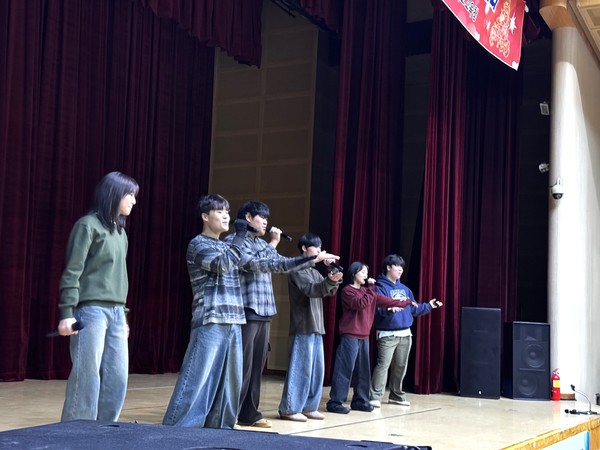 '공갈빵과 고길동의 크리스마스'의 축하 공연. 이날 행사는 시상식 중간중간에 청소년들의 발랄하고 매력적인 공연 무대가 마련돼 객석을 들썩이게 했다. [사진제공=조인핸드]