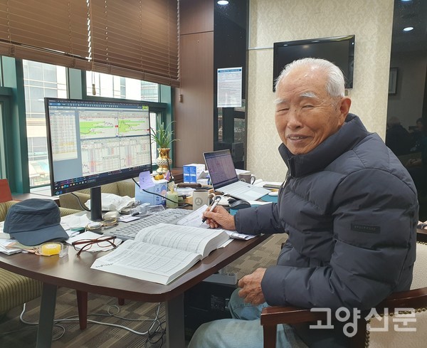 우승환 대표는 눈 관리를 잘해서 안경 없이도 모니터의 작은 글씨로 된 주식현황을 잘 본다.