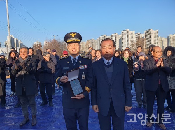 김보연 조합장(앞 오른쪽)이 박원태 풍사파출소장(왼쪽)에게 감사패를 전했다.