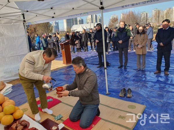 직원들이 제례의식을 하고 있다.