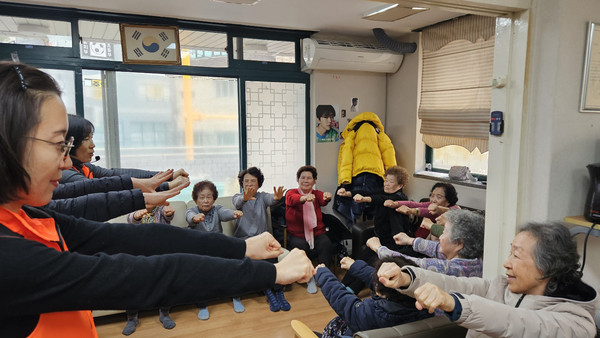  덕양행신종합사회복지관이 행신1동 샘터마을 3단지 경로당에서 찾아가는 이동복지관을 운영했다.