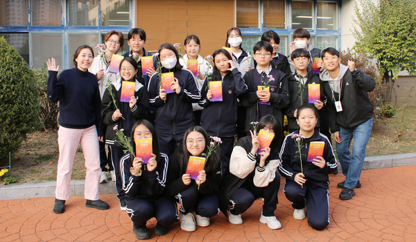 일산중학교에서 ‘내 생애 첫 디지털 독립출판’ 프로그램에 참여한 15명의 청소년들이 자신들이 만든 책을 들고 자랑스럽게 기념사진을 찍었다.