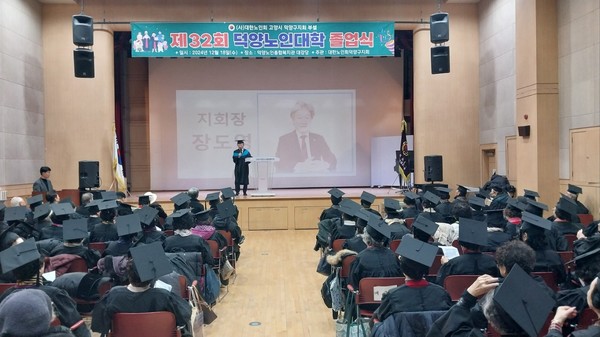  장도영 지회장이 축사를 하고 있다.
